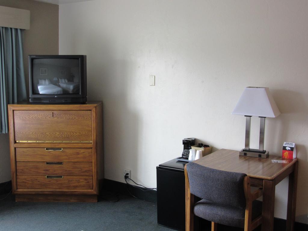 White Buffalo Hotel West Yellowstone Room photo