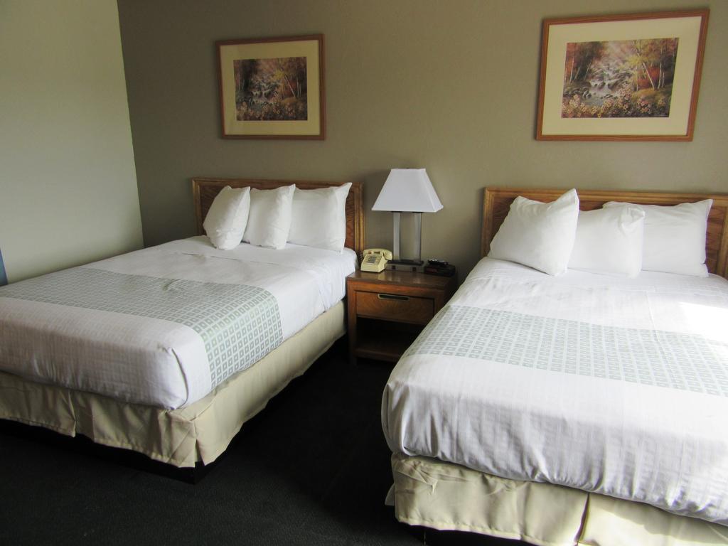 White Buffalo Hotel West Yellowstone Room photo
