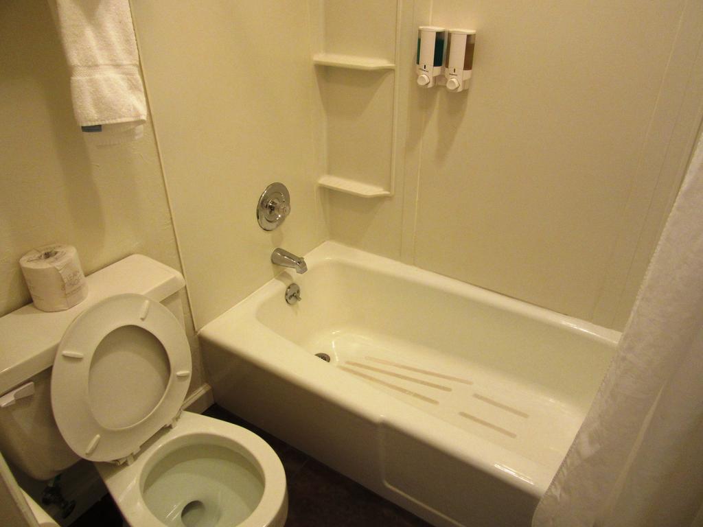 White Buffalo Hotel West Yellowstone Room photo