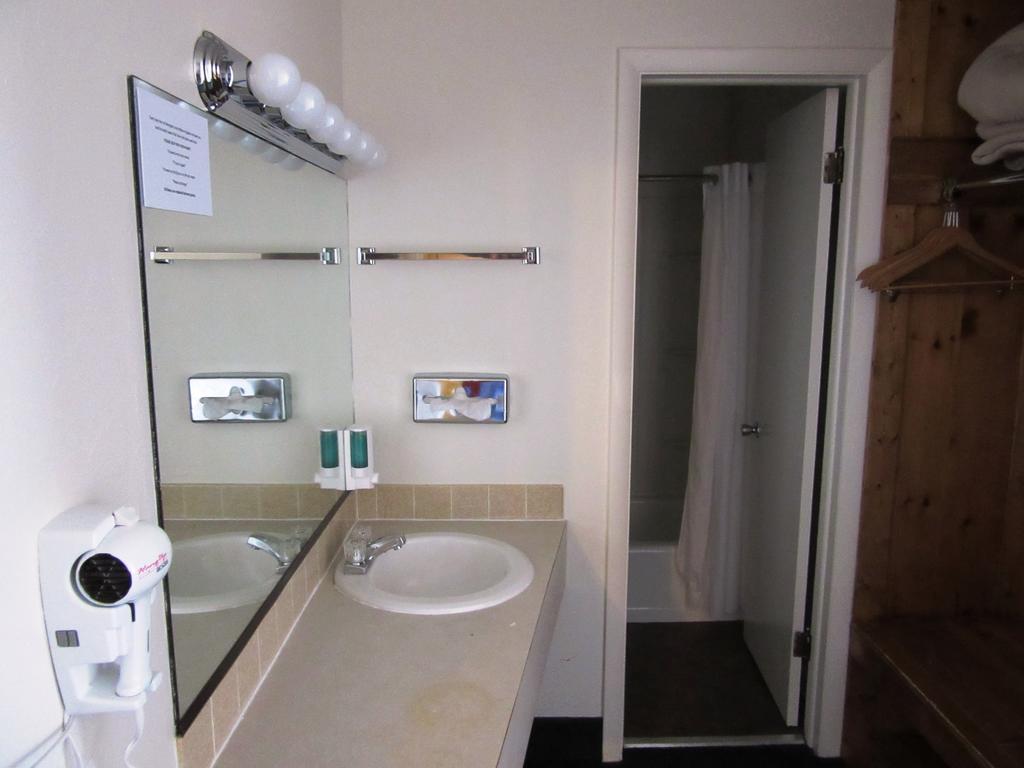 White Buffalo Hotel West Yellowstone Room photo